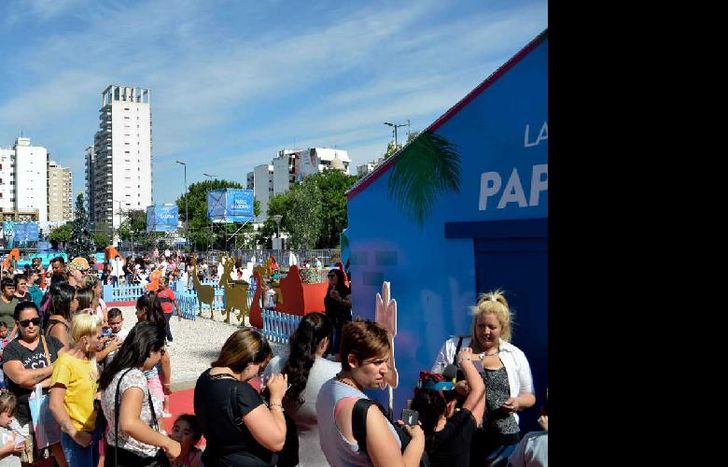 los chicos y chicas tuvieron la oportunidad de visitar a papÁ noel y disfrutar de juegos, música y stands de dibujo.