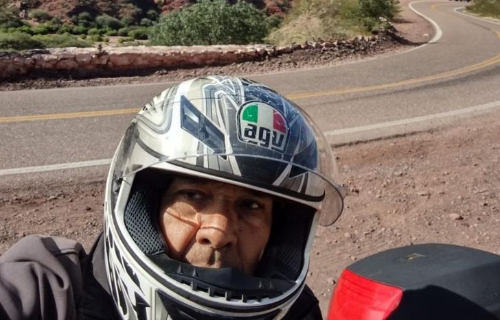 Benjamín sigue recorriendo América con su moto.