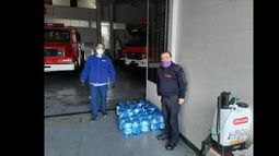 Ivess entregó 30 bidones a los bomberos de Lomas.