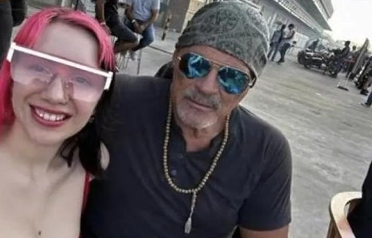 Walter con una muy joven señorita.