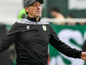 El DT de Banfield fue expulsado por Pablo Dóvalo.
