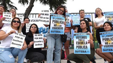 Las organizaciones repartieron volantes y hablaron con los vecinos. Las organizaciones repartieron volantes y hablaron con los vecinos.