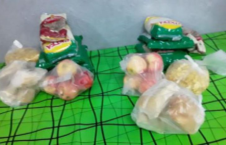 cada familia se lleva alimentos para pasar la cuarentena.