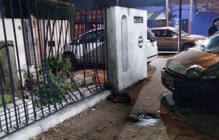 Las rejas de la vivienda afectada sufrieron daños.