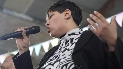 El talento de una artista que disfruta llevar su arte a la calle.