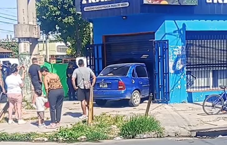 El auto se incrustó contra una carnicería en Ingeniero Budge.