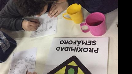Los más pequeños trabajan desde los sentidos, aprenden las señales de tránsito y sus significados.