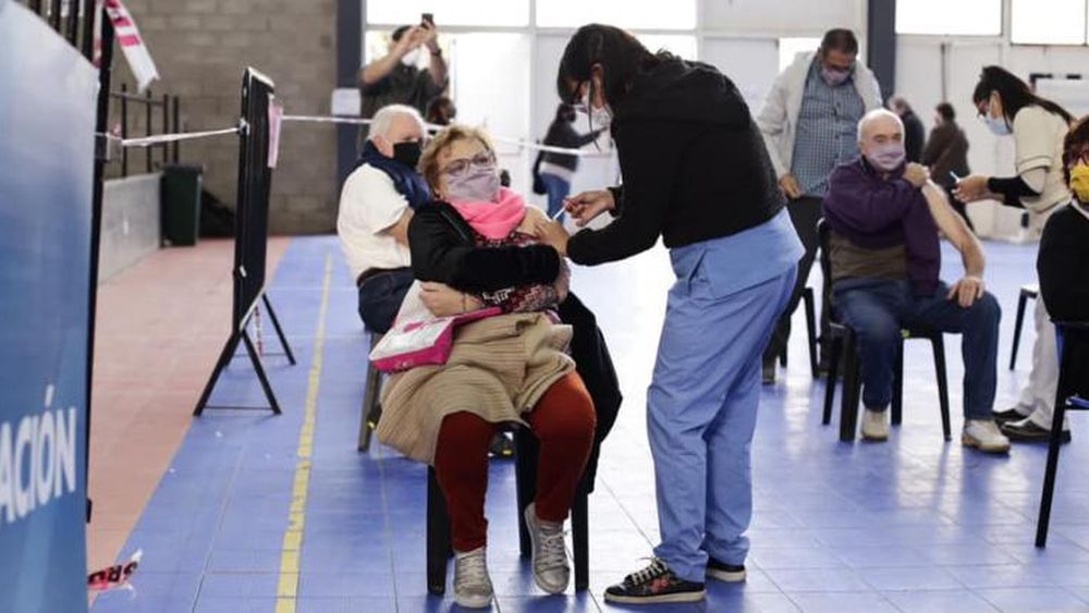 En los adultos la cifra es mayor: el 89% generó anticuerpos.