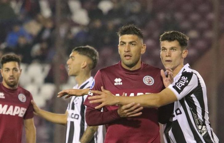 Lanús perdió con Montevideo Wanderers y ahora deberá hacer cálculos en la última fecha.