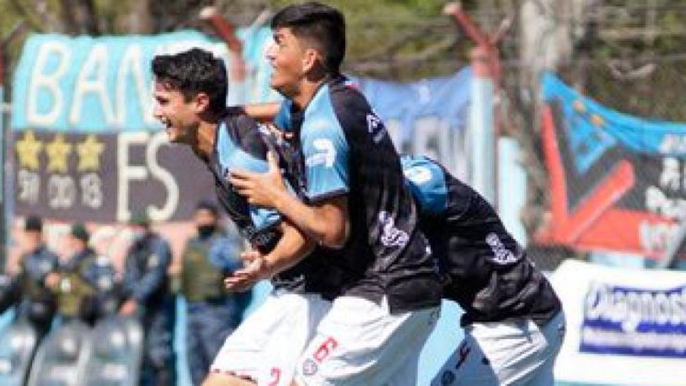Arrechea recibe el abrazo de sus compañeros.