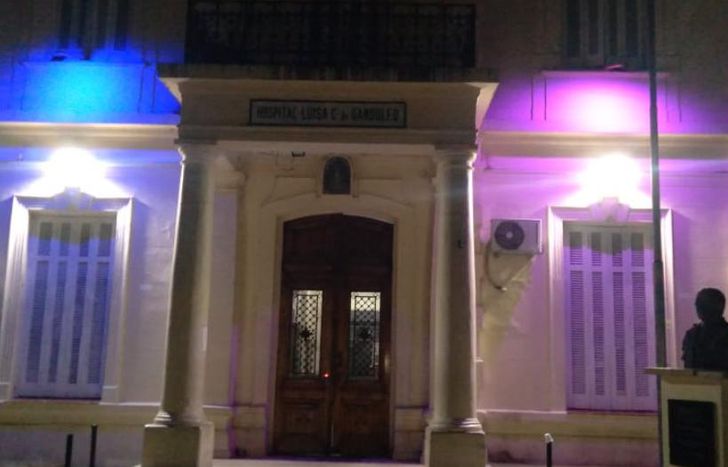 Iluminaron al hospital de los colores que simbolizan el duelo perinatal y gestacional.