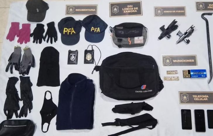 Elementos incautados a los falsos policías.