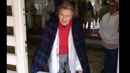 A punto de salir a la puerta de su casa para recibir a los vecinos invitados.