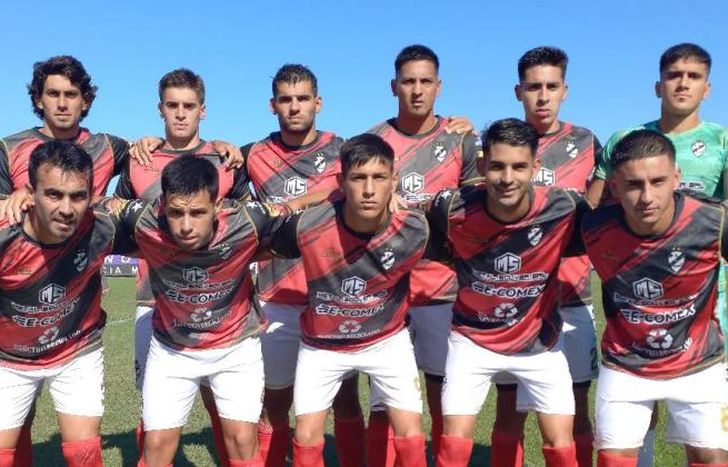 La formación de Claypole que recibió a Liniers.