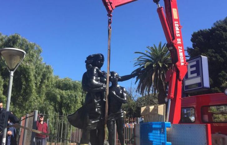 La escultura fue trasladada nuevamente a la Plaza Grigera.