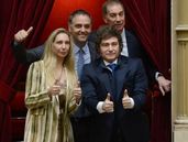 Bajo el gobierno de Javier Milei crece el empleo informal y marginalizado. Bajo el gobierno de Javier Milei crece el empleo informal y marginalizado.