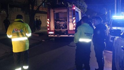 Bomberos, Defensa Civil, Tránsito y la Policía de Lomas trabajaron en el lugar.