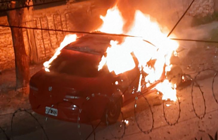 El auto, envuelto en llamas.