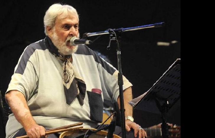 Abalos se destacó como cantante y también como percusionista.