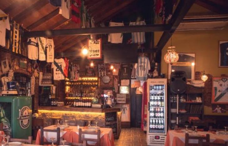 El bodegón tiene un ambiente familiar, futbolero y tanguero.