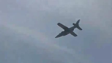 Uno de los aviones que pasó por Lomas este domingo.
