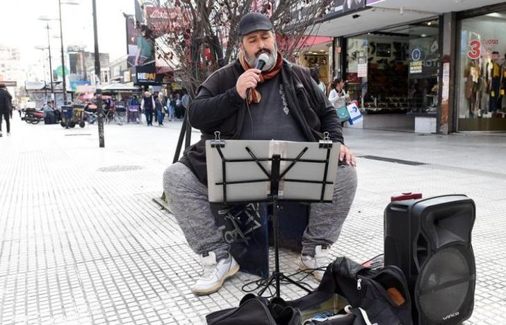 Miguel, compartiendo su arte con los vecinos.