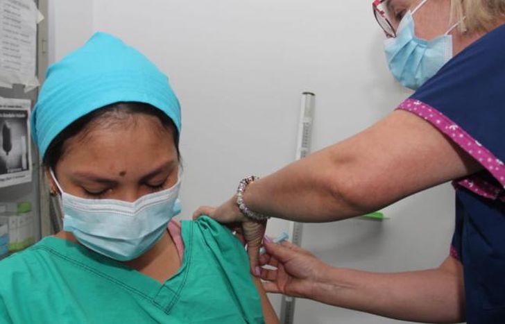 Vacunarán a todo el personal del Hospital Llavallol.