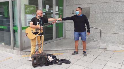El músico, en un ida y vuelta constante con la gente.