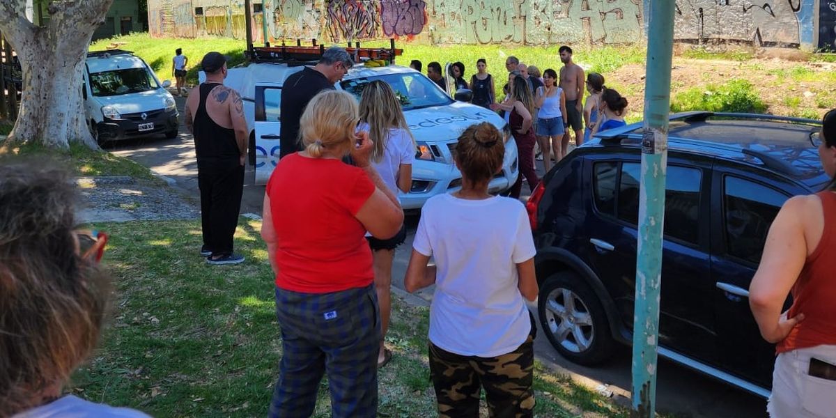 Vecinos de Lomas retuvieron un móvil de Edesur: Estamos cansados
