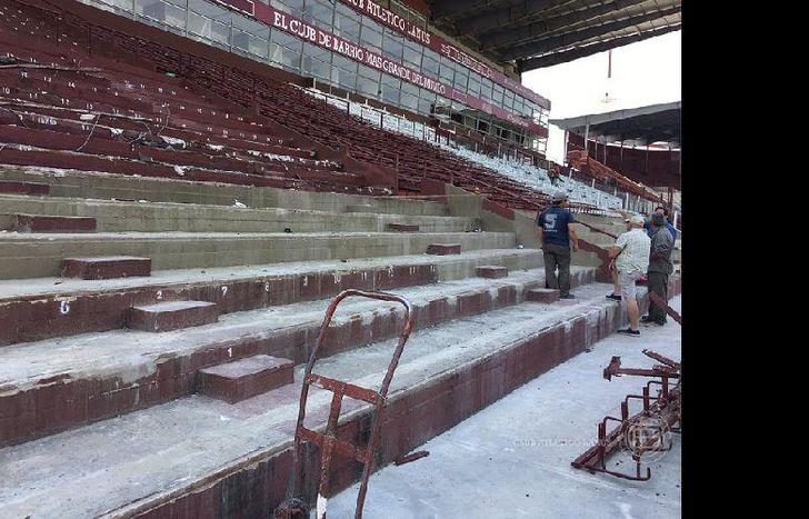 Están renovando las butacas de la platea oficial.