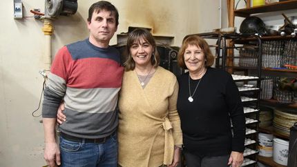 Fernando, Karina y Nilda, los vecinos que mantienen de pie la tradicional confitería.