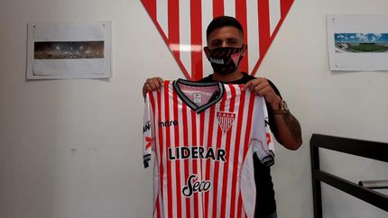 Escobar tiene 25 años y es mediocampista. Escobar tiene 25 años y es mediocampista.