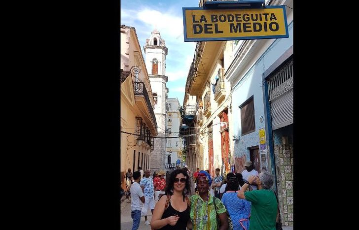 La Bodeguita del Medio, visita obligada, sobre la calle Empedrado.