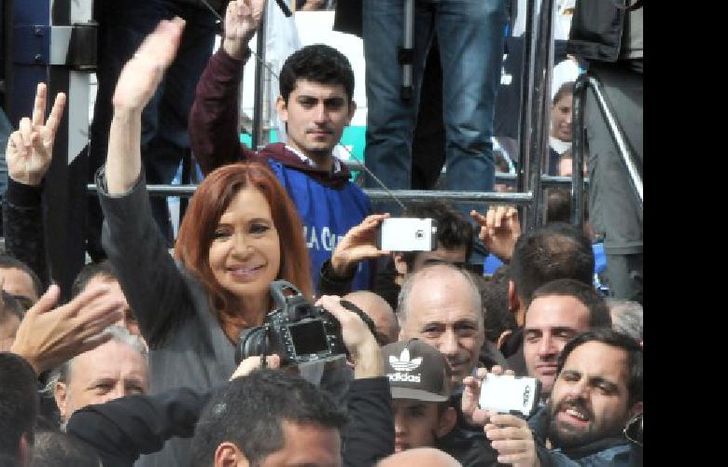 Buenos Aires. La ex presidenta Cristina Fernández de Kirchner, saluda al terminar el acto en la puerta de los tribunales federales de Comodoro Py, donde se presentó para prestar declaración indagatoria ante el juez Claudio Bonadio, en el marco de la causa por el dólar futuro. Foto: Enrique Cabrera