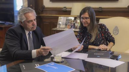 Alberto Fernández, reunido con Fernanda Raverta, de la Anses.