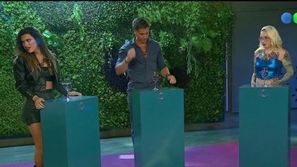 Tres jugadores se enfrentaron en un juego de preguntas y respuestas.