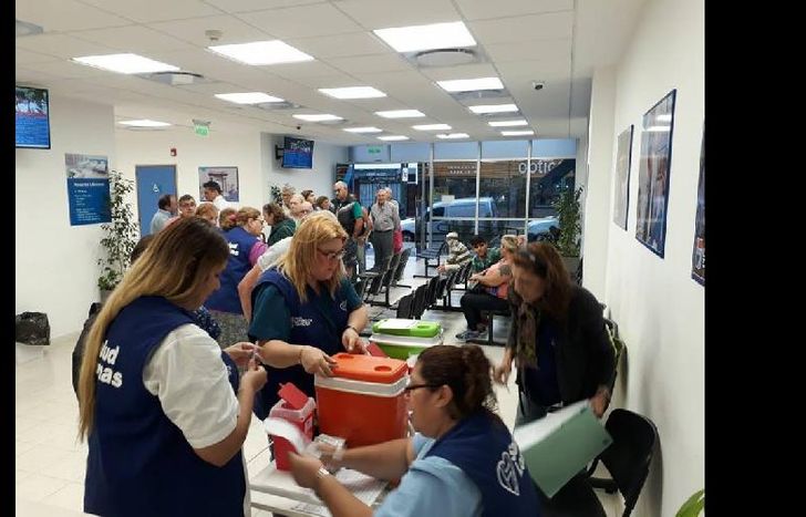 por momentos hubo largas filas para aplicarse las dosis.