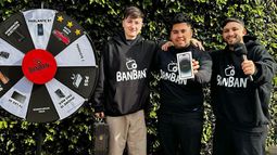 Los amigos con la ruleta de los desafíos.