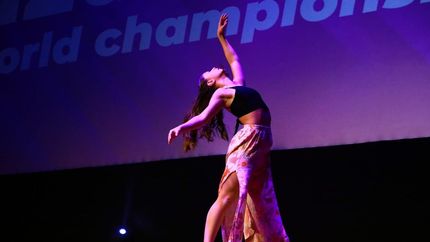 Akemi sigue creciendo como bailarina a pasos agigantados.