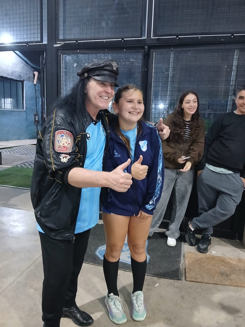 Dave Evans con los hinchas de Temperley. 