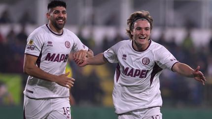 De la Vega festeja su gol con Díaz.