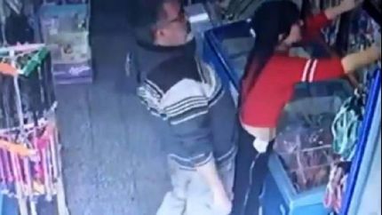 El episodio quedó registrado en una cámara de seguridad.