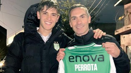 Tiziano Perrotta junto a su padre Carlos, quien lo felicitó por su estreno con la casaca albiverde. Tiziano Perrotta junto a su padre Carlos, quien lo felicitó por su estreno con la casaca albiverde.