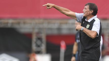 Falcioni da indicaciones a sus jugadores.