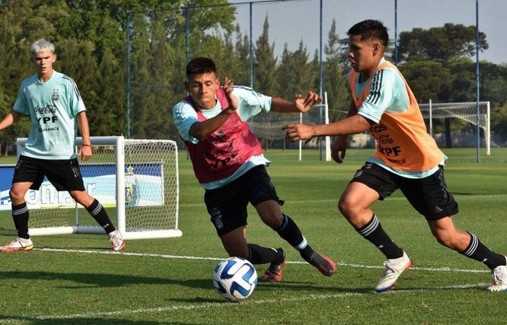 Los chicos entrenan en el predio de Ezeiza.