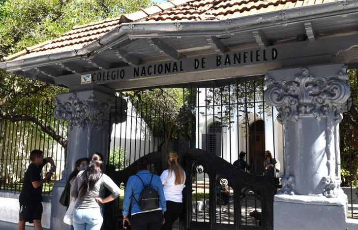 El colegio tiene 1050 estudiantes y 200 docentes.