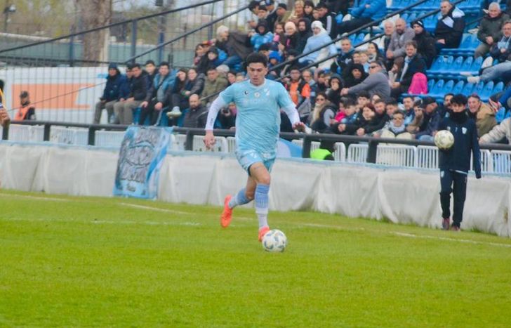 Augusto Aguirre lanzado en ataque.