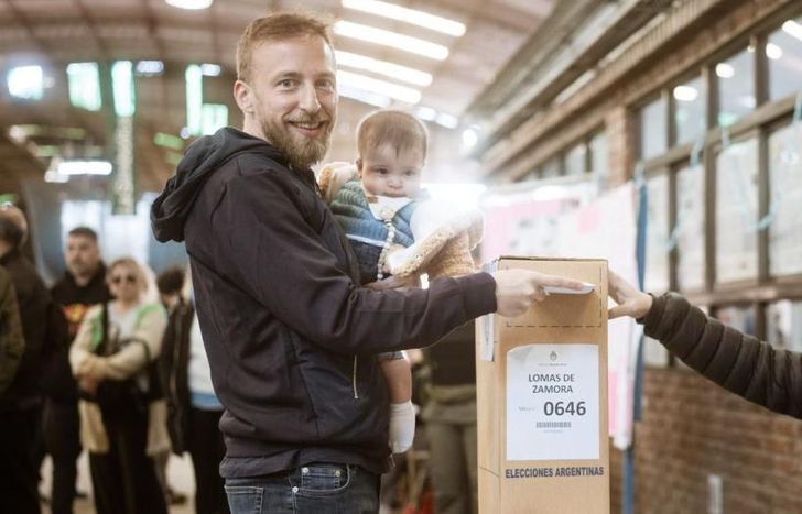 Federico Otermín se acercó a votar, acompañado de su esposa y su hija.