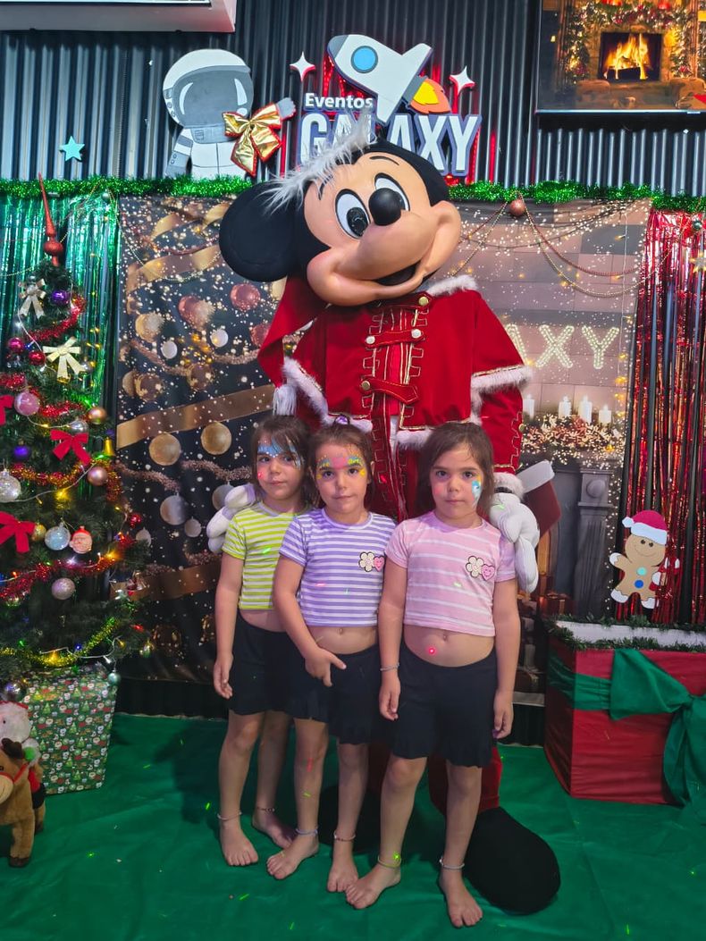 Junto a Mickey Mouse.