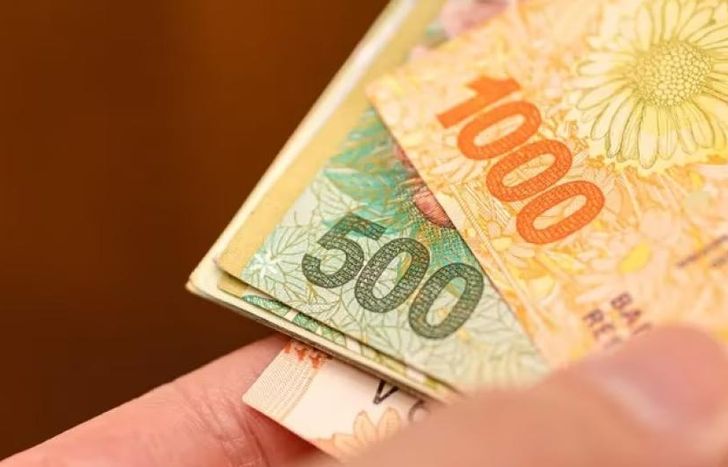 Aumentará el salario mínimo en tres tramos.